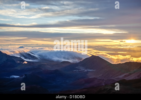 Atemberaubenden Sonnenaufgang oben auf Halaekala-Vulkan-Nationalpark in Maui Hawaii Stockfoto