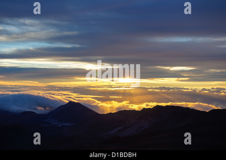 Atemberaubenden Sonnenaufgang oben auf Halaekala-Vulkan-Nationalpark in Maui Hawaii Stockfoto