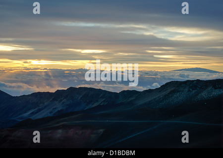 Atemberaubenden Sonnenaufgang oben auf Halaekala-Vulkan-Nationalpark in Maui Hawaii Stockfoto