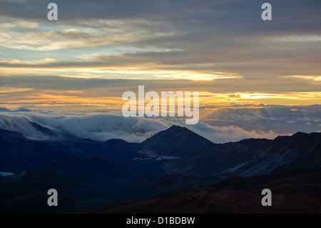 Atemberaubenden Sonnenaufgang oben auf Halaekala-Vulkan-Nationalpark in Maui Hawaii Stockfoto