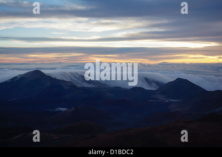 Atemberaubenden Sonnenaufgang oben auf Halaekala-Vulkan-Nationalpark in Maui Hawaii Stockfoto