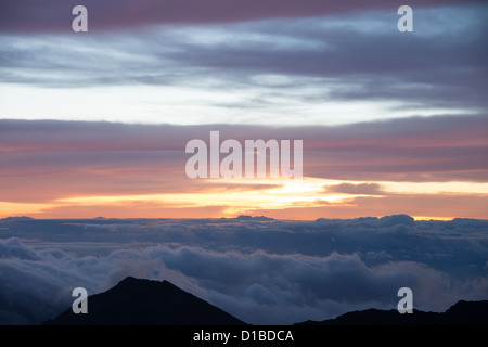 Atemberaubenden Sonnenaufgang oben auf Halaekala-Vulkan-Nationalpark in Maui Hawaii Stockfoto