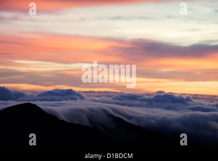 Atemberaubenden Sonnenaufgang oben auf Halaekala-Vulkan-Nationalpark in Maui Hawaii Stockfoto