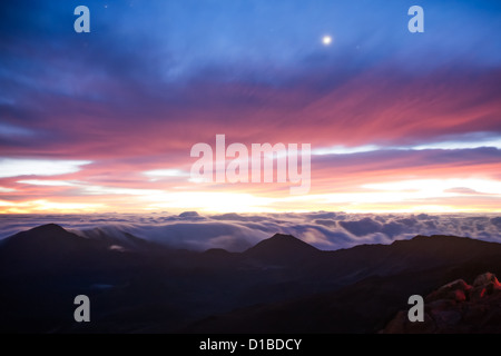 Atemberaubenden Sonnenaufgang oben auf Halaekala-Vulkan-Nationalpark in Maui Hawaii Stockfoto