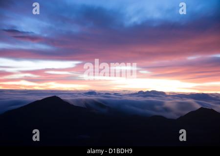 Atemberaubenden Sonnenaufgang oben auf Halaekala-Vulkan-Nationalpark in Maui Hawaii Stockfoto