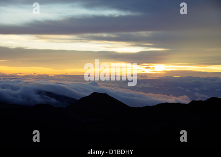 Atemberaubenden Sonnenaufgang oben auf Halaekala-Vulkan-Nationalpark in Maui Hawaii Stockfoto