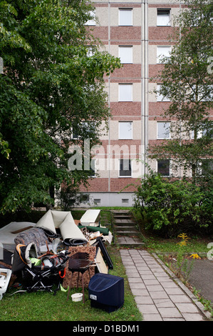 Sangerhausen, Deutschland, ist Sperrmüll vor einer Rückplatte gelassen. Stockfoto