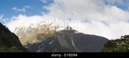 Panoramablick auf Sheerdown Gipfel in den Wolken, Morgen, Milford Sound (Piopiotahi), Fjordland National Park, Neuseeland Stockfoto