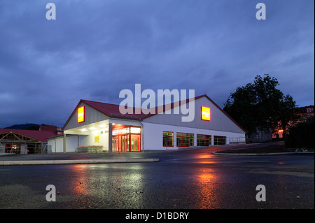 Suhl, Deutschland, eine neu gebaute Penny Market im Abendlicht Stockfoto