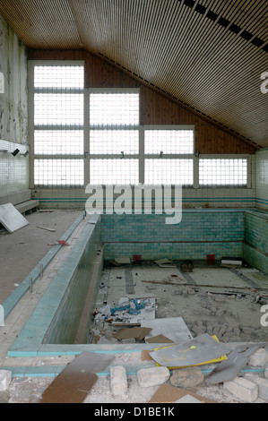 Frau Wald, Deutschland, der Pool war in der ehemaligen NVA-Erholungsheim zerstört. Stockfoto