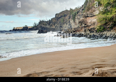 Maui Felsenküste mit langsam bewegenden Wellen Stockfoto