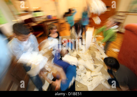 Berlin, Deutschland, Kinder werfen Papier in der Luft Stockfoto