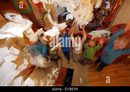 Berlin, Deutschland, schreiende Kinder werfen Papier in der Luft Stockfoto