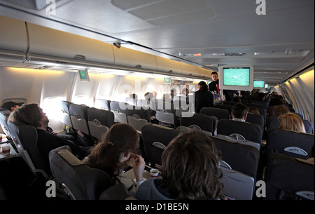 Berlin, Deutschland, Passagiere in einer Flugzeugkabine Stockfoto
