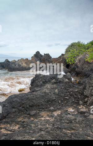 HDR-Rocky-Maui Küstenlinie mit langsam bewegenden Wellen Stockfoto