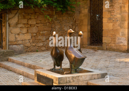 Sarlat, Dordogne, Place du Marche Aux Skulptur Ojes, Les Ojes Gänse von Lalanne, Perigord Noir, Dordogne-Tal, Sarlat la drückt Stockfoto