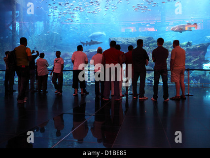 Dubai, Vereinigte Arabische Emirate, Dubai Aquarium Besucher vor der Dubai Mall Stockfoto