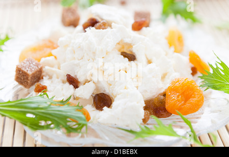 Hüttenkäse mit Rosinen und getrocknete Aprikosen, close-up Stockfoto