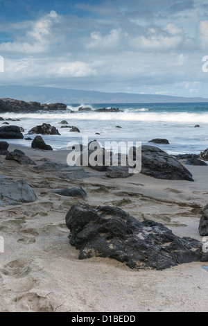 Maui Felsenküste mit langsam bewegenden Wellen Stockfoto