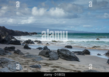 Maui Felsenküste mit langsam bewegenden Wellen Stockfoto