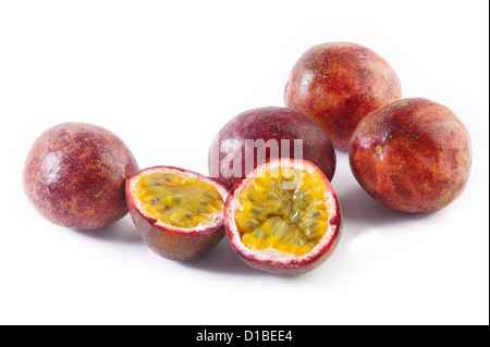 Passionsfrucht/Maracuja isoliert auf weißem Hintergrund Stockfoto