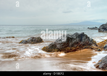 Maui Felsenküste mit langsam bewegenden Wellen Stockfoto