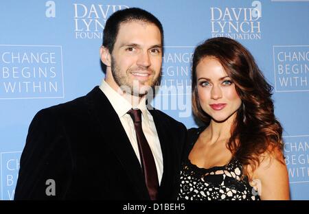 Barry Zito, Amber Zito im Ankunftsbereich für Veränderung beginnt im Rahmen der Benefiz-Gala zugunsten der David Lynch Foundation, Frederick P. Rose Hall, Jazz at Lincoln Center, New York, NY 13. Dezember 2012. Foto von: Desiree Navarro/Everett Collection/Alamy live-Nachrichten. USA. Stockfoto