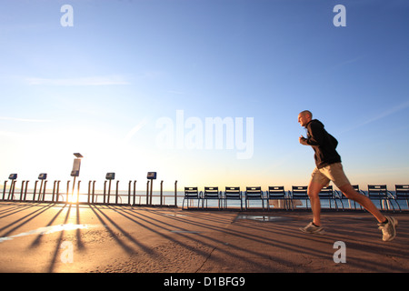 Läufer auf der Promenade des Anglais in Nizza, Frankreich Stockfoto