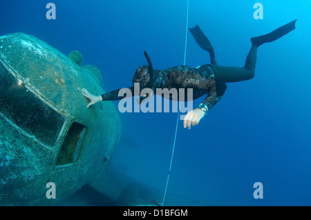 Freediver im Inneren des Wracks der Douglas DC-3 Dakota, Mittelmeer, Kash, Türkei Stockfoto