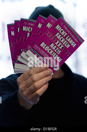 ILLUSTRATION - hält ein Mann Flyer die 13 Februar lese nicht zögern, Nazis in Dresden, Deutschland, 13. Dezember 2012 blockieren. Heute fand eine Pressekonferenz durch ein Bündnis gegen Nazis auf einen Protest gegen einen Neonazi-Marsch in Dresden aufmerksam. Foto: ARNO BURGI Stockfoto