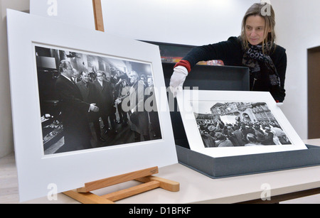 Kuratorin Cornelia Nowak präsentiert zwei Fotografien von Willy Brandt und Willi Stoph (1970) von Max Scheler (1928-2003) im Angermuseum in Erfurt, Deutschland, 12. Dezember 2012. Eine Auswahl der Neuerwerbungen für das Jahr 2012 wurden auf einer Pressekonferenz vorgestellt. Foto: Martin Schutt Stockfoto