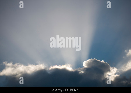 Gott Religion Engel Engel Sonne Sunburst hinter aus Wolken Wolke Halleluja Moment ändern Wetter religiöse Offenbarung Stockfoto