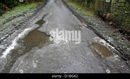 Schlaglöcher Schlaglöcher in einer Landstraße lane Stockfoto