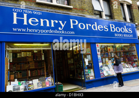 Henry Pordes Bücher, eine gebrauchte und Antiquarische Buchhandlung in Charing Cross Road, London. Stockfoto