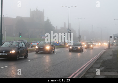 Straßenverkehr in Nebel Coventry Stockfoto