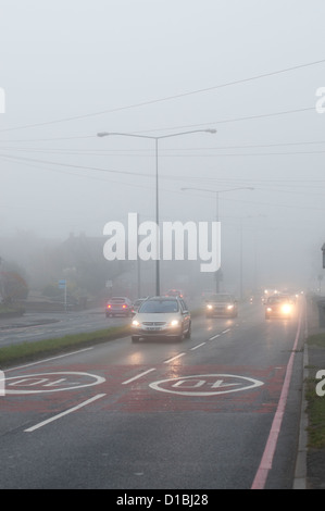 Straßenverkehr in Nebel Coventry Stockfoto