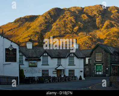 Der Black Bull Inn & Hotel im Dorf Coniston, Nationalpark Lake District, Cumbria, England UK Stockfoto