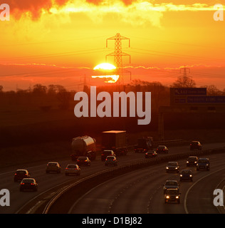 Verkehr auf der Autobahn A1/M bei Sonnenaufgang Leeds uk Reisen Stockfoto