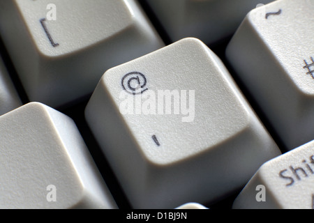 Nahaufnahme von der @ Taste auf einer Computertastatur. Stockfoto