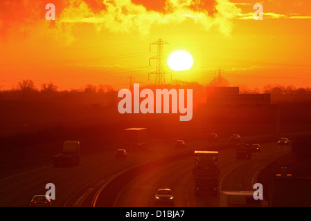 Verkehr auf der Autobahn A1/M bei Sonnenaufgang Leeds uk Reisen Stockfoto