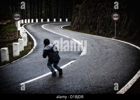 Verdrehte Bergstraße mit Kind drauf läuft Stockfoto