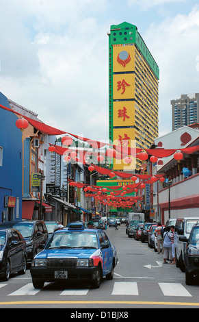 Taxi in den Straßen von Singapur in Chinatown, Peoples Park Complex im Hintergrund. Singapur, Südost-Asien. Stockfoto
