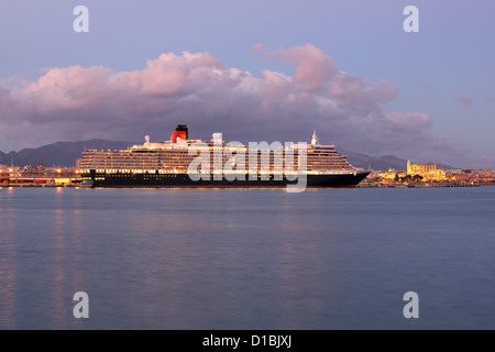 Cunard Cruise Line Kreuzfahrtschiff "Queen Elizabeth" am Liegeplatz bei Dämmerung / Nacht / post Sonnenuntergang n den Hafen von Palma De Mallorca Stockfoto