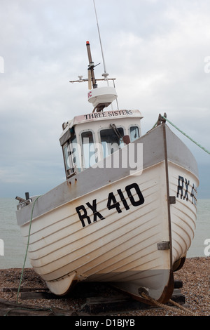 Boot am Strand in East Sussex Stockfoto