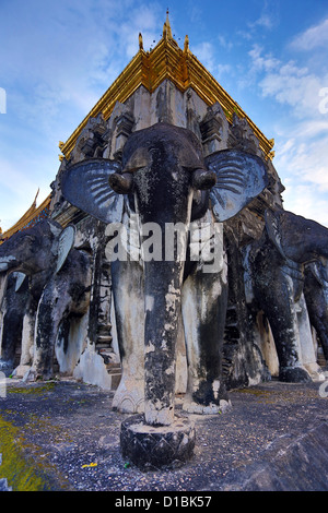 Der Chedi dekoriert mit Elefanten in Wat Chiang Man, der älteste Tempel in Chiang Mai, Thailand Stockfoto