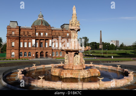 Doulton Fountain and People's Palace Museum auf Glasgow Green, Glasgow, Schottland, Großbritannien Stockfoto