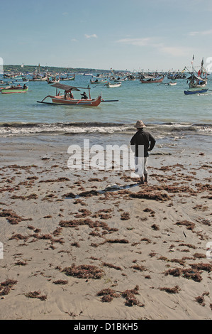 Lokale Fischerboote mit Fischer oder Fisher in Jimbaran Bay, Strand im südlichen Bali. Indonesien. Stockfoto