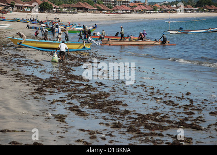 Lokale Fischerboote mit Fischer oder Fisher in Jimbaran Bay, Strand im südlichen Bali. Indonesien. Stockfoto