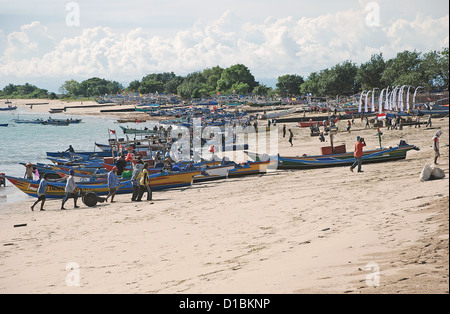 Lokale Fischerboote mit Fischer oder Fisher in Jimbaran Bay, Strand im südlichen Bali. Indonesien. Stockfoto