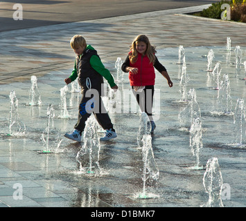 Kinder spielen am Southend auf Meer Küste Stockfoto